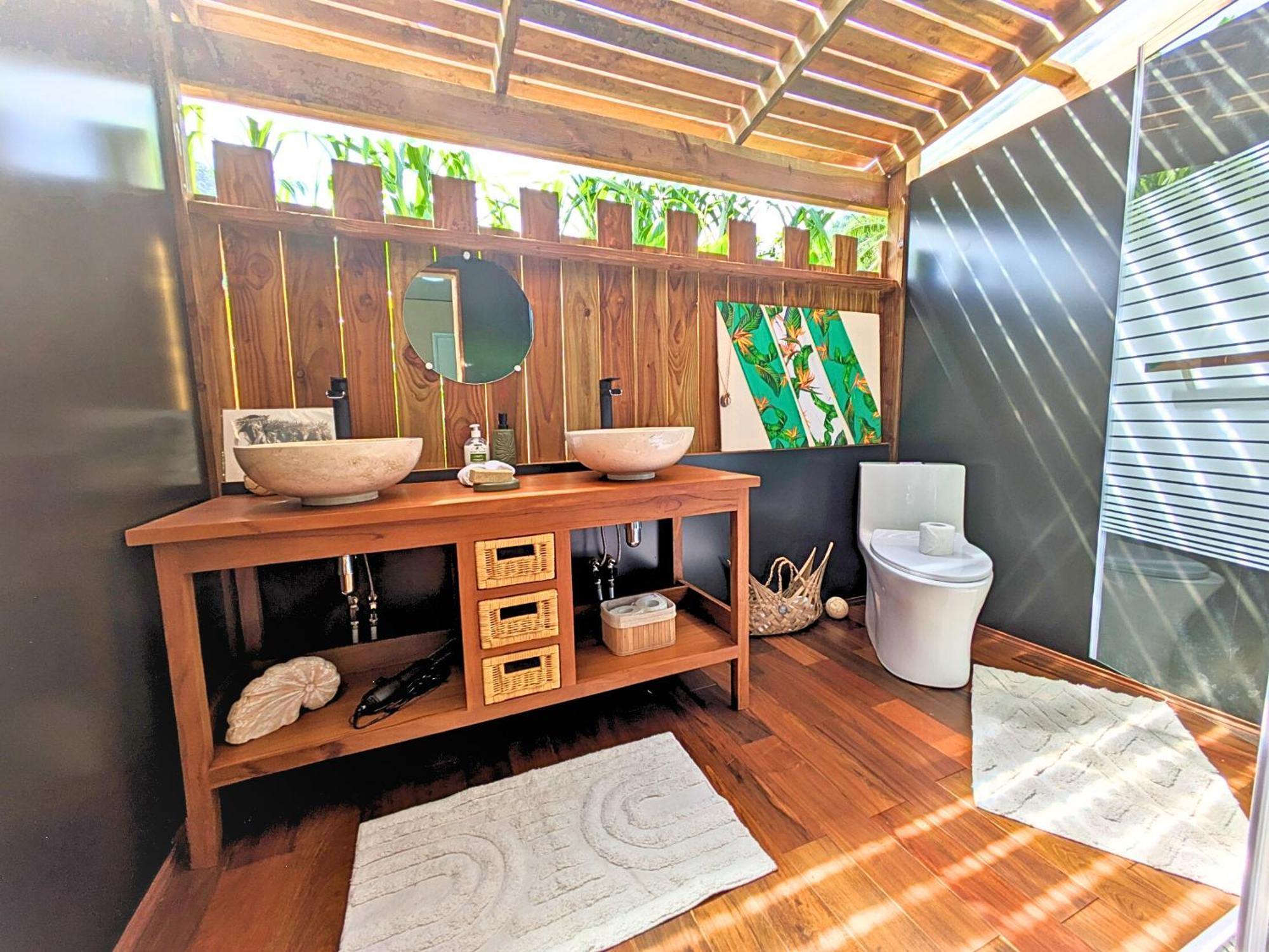 Natura Om Teahupoo Surf Lodge Toanoano Ngoại thất bức ảnh